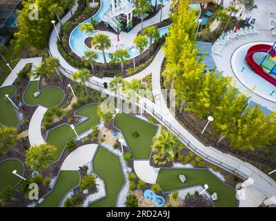 Von oben in Florida blickt man auf Wasserfahrten und Minigolf im Resort. Stockfoto