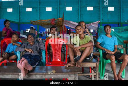 Imphal, Indien. 15. Juli 2023. Die Leute sehen fern in einem Hilfslager in Imphal. Die Entstehung des Konflikts in Manipur liegt in den ethnischen Verwerfungslinien, die Berichten zufolge über 60.000 Menschen aus ihren Häusern vertrieben und die meisten von ihnen in 350 Lagern untergebracht haben. Kredit: SOPA Images Limited/Alamy Live News Stockfoto