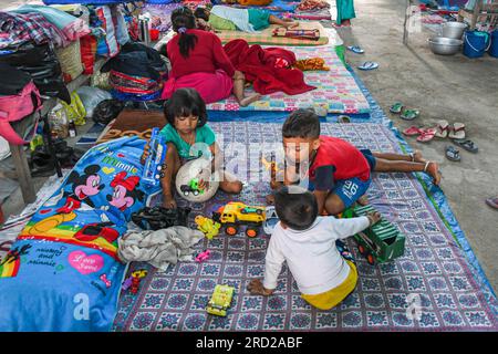 Imphal, Indien. 15. Juli 2023. Kinder werden in einem Hilfslager mit ihrem Spielzeug spielen gesehen. Die Entstehung des Konflikts in Manipur liegt in den ethnischen Verwerfungslinien, die Berichten zufolge über 60.000 Menschen aus ihren Häusern vertrieben und die meisten von ihnen in 350 Lagern untergebracht haben. Kredit: SOPA Images Limited/Alamy Live News Stockfoto