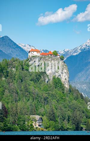 Eine Burg hoch oben auf dem Gipfel der Brunnen in Blut in slowenien Stockfoto