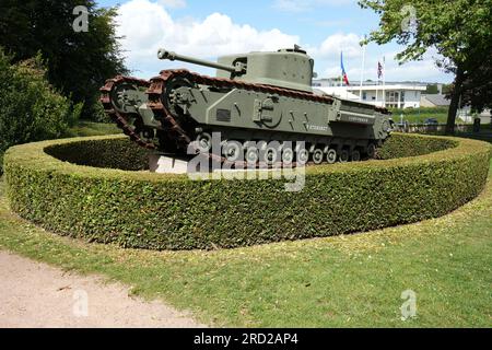 Mark VII Crocodile Tank, basierend auf dem Churchill Tank, im Museum zur Schlacht der Normandie. Bayeux, Frankreich. Stockfoto