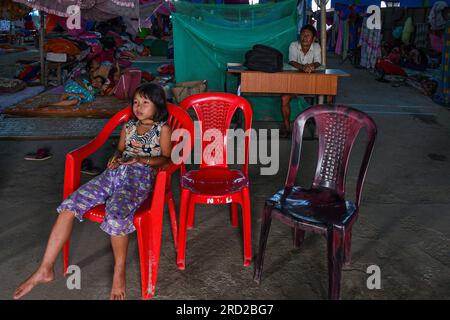 Imphal, Indien. 15. Juli 2023. Ein Mädchen schaut in einem Hilfslager fern. Die Entstehung des Konflikts in Manipur liegt in den ethnischen Verwerfungslinien, die Berichten zufolge über 60.000 Menschen aus ihren Häusern vertrieben und die meisten von ihnen in 350 Lagern untergebracht haben. (Kreditbild: © Biplov Bhuyan/SOPA Images via ZUMA Press Wire) NUR REDAKTIONELLE VERWENDUNG! Nicht für den kommerziellen GEBRAUCH! Stockfoto