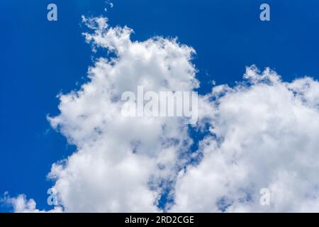 blauer Himmel und Wolken-Hintergrund Stockfoto