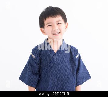 Ein glückliches asiatisches Kind in japanischer Kimono-Kleidung Stockfoto