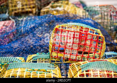 Ein Stapel von farbenfrohen Hummern und Krabbentöpfen oder Körben aus Plastik, die von Fischern am Hafen Estepona, Spanien, zum Trocknen gelassen wurden Stockfoto