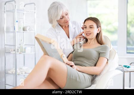 Junger Patient, der in der Klinik in den Spiegel schaut. Stockfoto