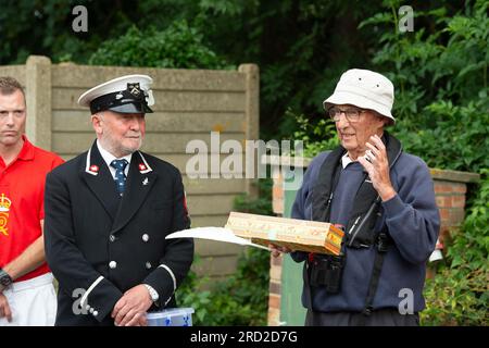 Boveney, Buckinghamshire, Großbritannien. 18. Juli 2023. Professor Perrins (R) von der Universität Cambridge spricht mit den Kindern. Schulkinder der Eton Wick CofE First School im Dorf Eton Wick, Windsor, Berkshire kamen heute Morgen zu den Swan Uppers in Boveney Lock an der Themse in Buckinghamshire. Kredit: Maureen McLean/Alamy Live News Stockfoto