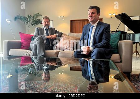 18. Juli 2023, Indien, Neu-Delhi: Der deutsche Arbeitsminister Hubertus Heil sitzt neben Botschafter Philipp Ackermann in Neu-Delhi. Heil will qualifizierte Arbeitskräfte aus Indien anwerben. Foto: Christophe Gateau/dpa Stockfoto