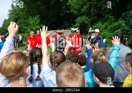 Boveney, Buckinghamshire, Großbritannien. 18. Juli 2023. Schulkinder der Eton Wick CofE First School im Dorf Eton Wick, Windsor, Berkshire kamen heute Morgen zu den Swan Uppers in Boveney Lock an der Themse in Buckinghamshire. Kredit: Maureen McLean/Alamy Live News Stockfoto