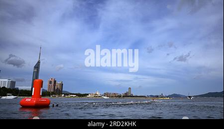Fukuoka, Japan. 18. Juli 2023. Sportler treten an den Open Water Women 5km der World Aquatics Championships 2023 in Fukuoka, Japan, am 18. Juli 2023 an. Kredit: Xia Yifang/Xinhua/Alamy Live News Stockfoto