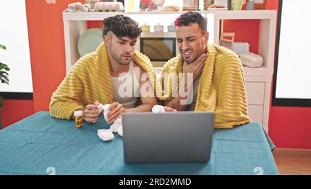 Zwei Männer, die ein medizinisches Online-Gespräch im Speisesaal haben Stockfoto