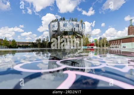 Rotterdam, Niederlande - 2022-05-24: Das Depot des Museums Boijmans van Beuningen berühmte Architektur in Rotterdam spiegelt sich in einer Pfütze wider Stockfoto