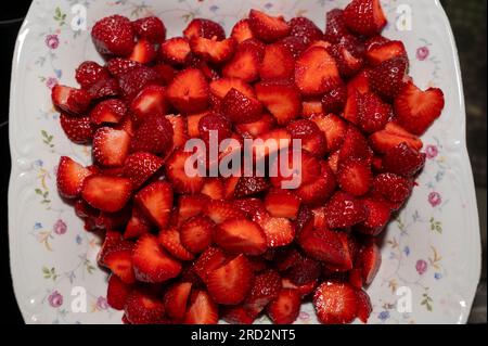 Fein gehackte Erdbeeren, vermischt mit Marmelade in einer Schüssel Stockfoto