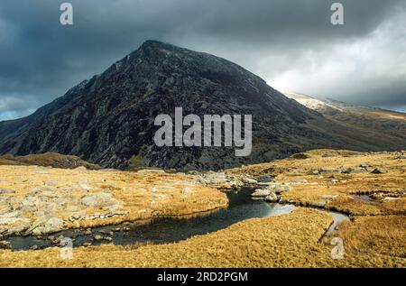 Pen yr Ole Wen vom Pfad zum Cwm Idwal See in Snowdonia/Ereryi aus gesehen Stockfoto