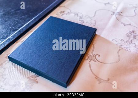 Vorderansicht eines leeren Buchs auf weißem Hintergrund. Das Buch ist blau und wird für den Hochzeitsort als Text verwendet. Stockfoto
