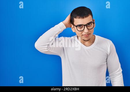 Ein junger araber mit legerem, weißem Hemd und Brille verwirrt und fragt sich nach Fragen. Unsicher mit Zweifeln, mit Hand an Kopf denken. Nachdenklicher Betrug Stockfoto