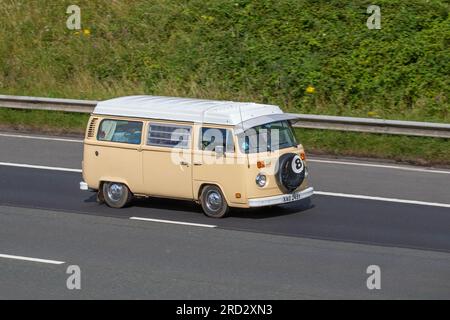 1978 70s 70er Jahre Beige VW Volkswagen TYP 2 Bus, Benzin 1970 cm3; Fahrt mit hoher Geschwindigkeit auf der Autobahn M6 im Großraum Manchester, Großbritannien Stockfoto