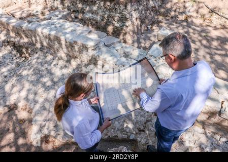 18. Juli 2023, Sachsen-Anhalt, Zeitz: Holger Rode (l), Excavation Manager, und Donat Wehner, Project Manager, halten während der Ausgrabungsarbeiten auf dem Gelände des ehemaligen Posa-Klosters einen historischen Plan. Archäologen haben hier umfassende Details der ehemaligen Gebäude entdeckt. So sind beispielsweise einige Wände im Südflügel des Gehäuses unerwartet gut erhalten, und die Nordfassade des Klosters ist in einer Höhe von etwa 70 Zentimetern über eine Länge von etwa zehn Metern noch erhalten. Das Benediktinerkloster Posa wurde 1114 erbaut. 1573 war es d Stockfoto