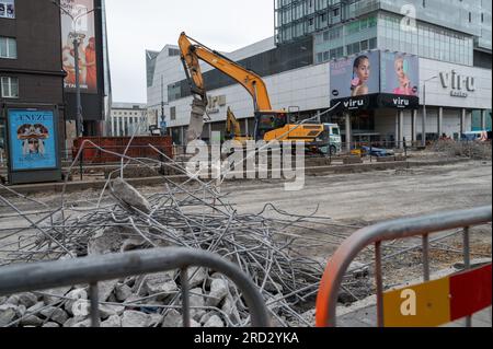 Tallinn, Estland: 4. Juli 2023 - Straßenbauarbeiten im Stadtzentrum. Das gesamte Stadtzentrum wurde von Arbeitern zerstört. Neue Straßenbahnlinie und Straßen kommen Stockfoto