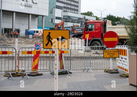 Tallinn, Estland: 4. Juli 2023 - Straßenbauarbeiten im Stadtzentrum. Das gesamte Stadtzentrum wurde von Arbeitern zerstört. Neue Straßenbahnlinie und Straßen kommen Stockfoto