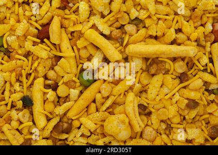 Köstliche Khatta Meetha Namkeen Vollformattapete, hergestellt aus Erdnüssen, Zucker, Rosinen und Besan sev. Indische würzige Snacks (Namkeen), Blickwinkel von oben Stockfoto