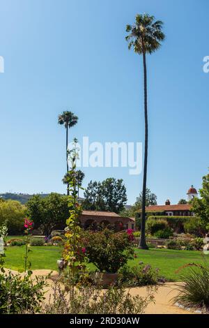 San Juan Capistrano, Kalifornien, 2016. Blick auf den Innenhof der Mission San Juan Capistrano mit Ohrstöpseln im Vordergrund Stockfoto