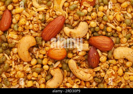 Nahaufnahme von Kashmiri Mix (Namkeen) Snacks, hergestellt aus Trockenfrüchten, Cashewnüssen, Moong Dal. Indische scharfe Snacks (Namkeen), Vollformat, Tapete, B Stockfoto