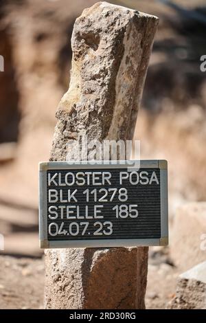 18. Juli 2023, Sachsen-Anhalt, Zeitz: An Excavation Plaque markiert Ausgrabungsarbeiten auf dem Gelände des ehemaligen Posa-Klosters. Archäologen haben hier umfassende Details der ehemaligen Gebäude entdeckt. So sind beispielsweise einige Wände im Südflügel des Gehäuses unerwartet gut erhalten, und die Nordfassade des Klosters ist in einer Höhe von etwa 70 Zentimetern über eine Länge von etwa zehn Metern noch erhalten. Das Benediktinerkloster Posa wurde 1114 erbaut. 1573 wurde es infolge der Reformation aufgelöst. Die Kirche und die Steine wurden abgerissen Stockfoto