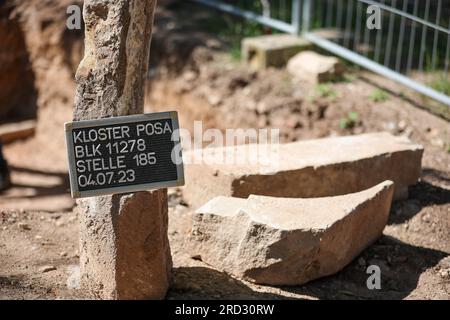 18. Juli 2023, Sachsen-Anhalt, Zeitz: An Excavation Plaque markiert Ausgrabungsarbeiten auf dem Gelände des ehemaligen Posa-Klosters. Archäologen haben hier umfassende Details der ehemaligen Gebäude entdeckt. So sind beispielsweise einige Wände im Südflügel des Gehäuses unerwartet gut erhalten, und die Nordfassade des Klosters ist in einer Höhe von etwa 70 Zentimetern über eine Länge von etwa zehn Metern noch erhalten. Das Benediktinerkloster Posa wurde 1114 erbaut. 1573 wurde es infolge der Reformation aufgelöst. Die Kirche und die Steine wurden abgerissen Stockfoto