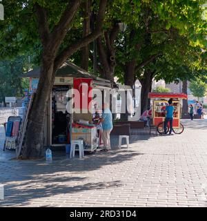 Sultanahmet Park mit Sovenir-Stand und rotem Wagen, in dem Simits auch türkische Bagels verkauft werden, Istanbul, Türkei Stockfoto