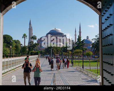 Hagia Sophia Moschee im Sultanahmet Park an einem Sommermorgen, gesehen durch ein Tor im Park, Istanbul, Türkei Stockfoto