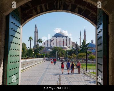 Hagia Sophia Moschee im Sultanahmet Park an einem Sommermorgen, gesehen durch ein Tor im Park, Istanbul, Türkei Stockfoto