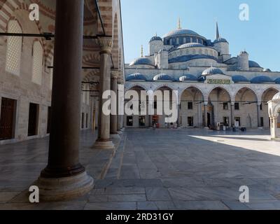 Sahn aka Innenhof der Sultan-Ahmed-Moschee aka Blaue Moschee an einem Sommermorgen in Istanbul, Türkei Stockfoto