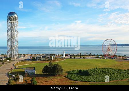 Alphabetic Tower, 130 Meter hohes Wahrzeichen an der Schwarzmeerküste symbolisiert 33 Buchstaben des georgianischen Alphabets mit dem berühmten Riesenrad Batumi Stockfoto