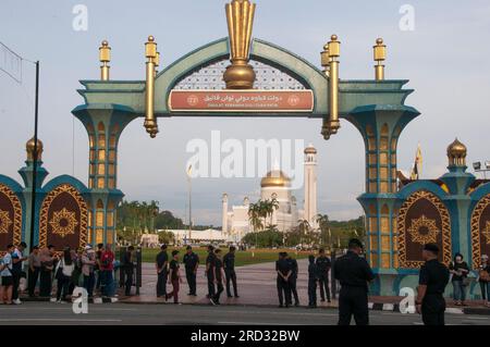 In Taman Omar „Ali Saifuddien“ treffen sich Menschenmassen zu der großen Parade zum 77. Geburtstag ihres Sultans am 15. Juli 2023, Bandar Seri Begawan, Brunei Stockfoto