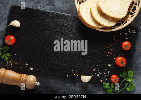 Farbenfrohe Gemüsesorte mit Tomaten, Gewürzen und Gemüse. Draufsicht. Stockfoto