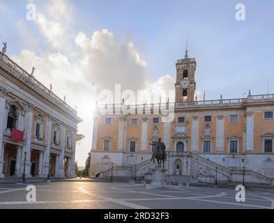 Kapitolshügel in Rom, Italien: Auf dem Hintergrund Statue des römischen Kaisers Marcus Aurelius zu Pferd vor dem Palazzo Senatorio. Stockfoto