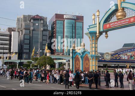 In Taman Omar „Ali Saifuddien“ treffen sich Menschenmassen zu der großen Parade zum 77. Geburtstag ihres Sultans am 15. Juli 2023, Bandar Seri Begawan, Brunei Stockfoto