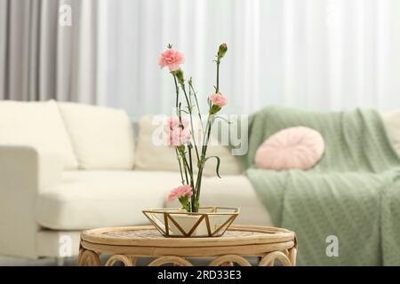 Ikebana-Kunst. Wunderschöne pinkfarbene Nelkenblumen, die eine gemütliche Atmosphäre zu Hause vermitteln Stockfoto
