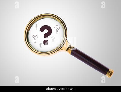 Fragezeichen auf hellem Hintergrund, Ansicht durch Lupe Stockfoto