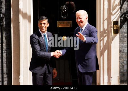 Der Präsident der USA Joe Biden wird vom britischen Premierminister Rishi Sunak auf den Stufen der 10 Downing Street, London, England, begrüßt. Stockfoto