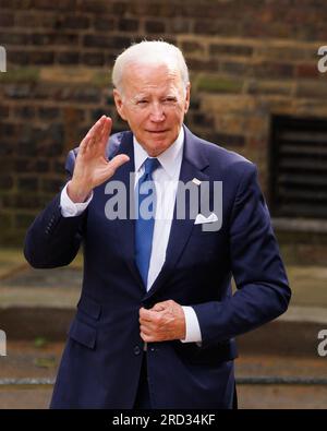 Präsident Joe Biden winkt den Medien zu, wenn er aus The Beast herauskommt - dem US-Präsidenten-Auto, vor der 10 Downing Street, London, Engl Stockfoto