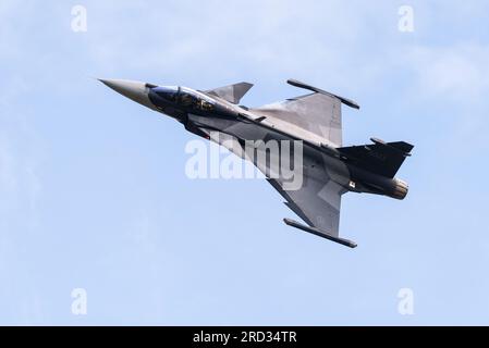 Die schwedische Luftwaffe Saab JAS 39E Gripen Jet Fighter Flugzeug fliegt auf Royal International Air Tattoo, RIAT, Airshow, RAF Fairford, Gloucestershire, UK. Stockfoto
