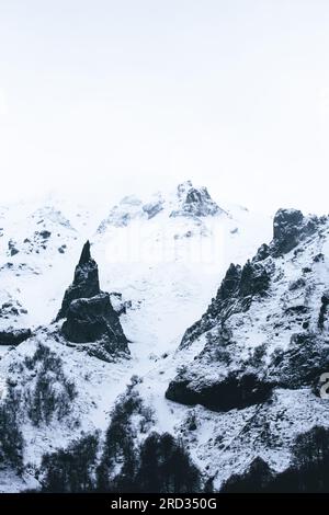 Schneebedeckte Hügel in den französischen alpen Stockfoto