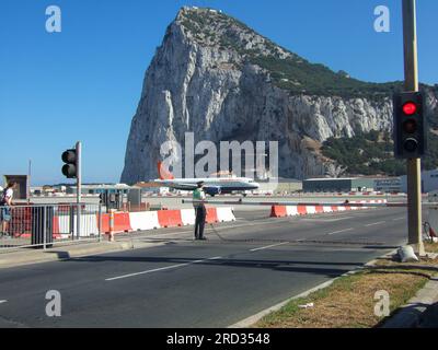 Gibraltar, Großbritannien: 28. Juli 2008: Blick auf den Grenzübergang zum Felsen von Gibraltar. Mit dem Flugzeug, das auf der Rollbahn vom Flughafen Gibraltar startet Stockfoto