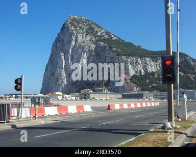 Blick auf den Grenzübergang zum Felsen von Gibraltar. Ampel und Absperrung am Flughafen von Gibraltar Stockfoto