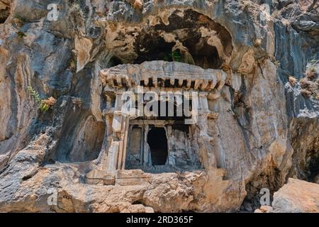 Mugla, Türkei - 19. Juli 2023: Felsengräber in der antiken Stadt Pinara Stockfoto