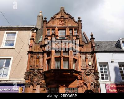 Britisch denkmalgeschütztes, 1901-stöckiges Bürogebäude im Jakobethan-Stil mit rechteckigem Grundriss, George Street, Oban, Schottland, UK. Stockfoto