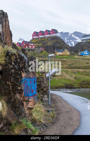 Häuser in Sisimiut, Grönland an einem nassen Regentag im Juli Stockfoto