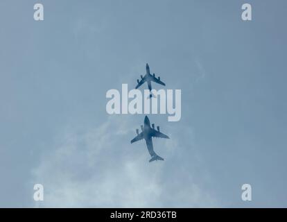 Ein militärisches Tankflugzeug am Himmel mit Wolken Stockfoto